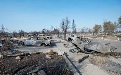 Un coche calcinado por el fuego que afecta a Sonoma y Napa. Con 3.500 hogares y negocios incinerados, los llamados incendios en North Bay han reducido barrios enteros en la ciudad de Santa Rosa a ruinas ardiendo salpicadas de árboles carbonizados y coches quemados.