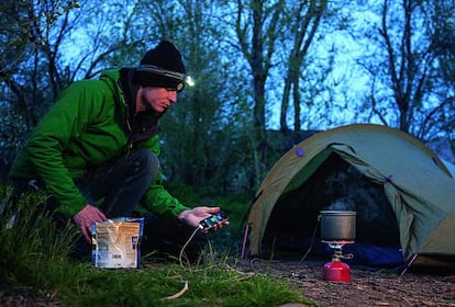 Aunque no haya un enchufe en kilómetros, podrás tuitear ese mágico atardecer. El generador termoeléctrico portátil Power Pot convierte calor en electricidad y tiene un puerto USB para cargar tu móvil mientras preparas la cena en plena naturaleza. 108 euros. Web: www.thepowerpot.com.