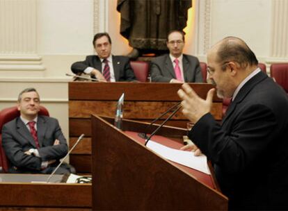 Txarli Prieto, en las Juntas, ante Javier de Andrés (PP) y (al fondo) el diputado general Xabier Agirre.