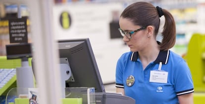 Una trabajadora en una tienda de Carrefour en Orihuela.