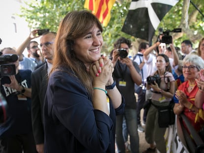 Laura Borràs saluda a las personas que se han reunido a las puertas del Parlament este jueves para mostrarle su apoyo.