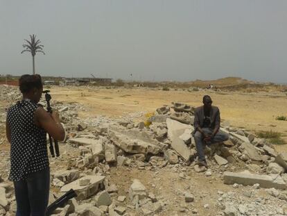 La directora de My Africa Is, Nosarieme Garrick, entrevistando al ciberactivista senegal&eacute;s Cheikh Fall para uno de sus v&iacute;deos.