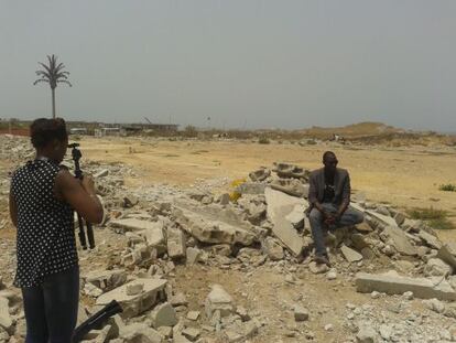 La directora de My Africa Is, Nosarieme Garrick, entrevistando al ciberactivista senegal&eacute;s Cheikh Fall para uno de sus v&iacute;deos.