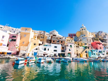 Procida y el puerto de La Corricella.