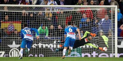 Diego López, en el momento de parar el penalti a Messi.