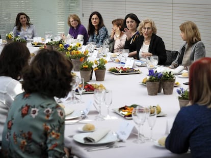 Manuela Carmena (segunda por la derecha) con algunas de las asistentes al almuerzo.