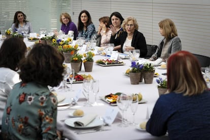 Manuela Carmena (segunda por la derecha) con algunas de las asistentes al almuerzo.