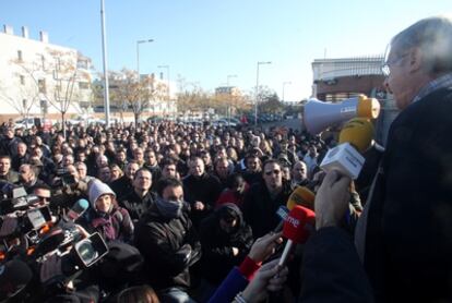 Uno grup de funcionarios protestando frente a prisión de Ponet en Lleida.