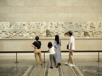 Visitantes observan los mármoles del Partenón del Museo Británico, el 23 de agosto en Londres.