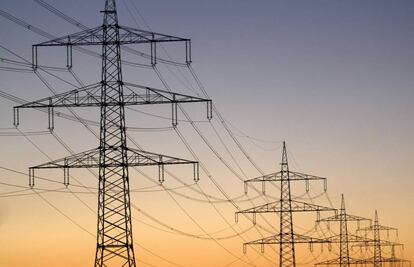 Imagen de unos postes eléctricos.