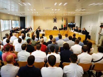 El banquillo con los 45 acusados por amañar oposiciones a la Policía Local de Sevilla.