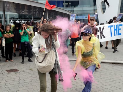 Una manifestante arroja pintura en polvo a una asistente a The District, ayer en el congreso europeo inmobiliario que se celebra en la Fira de L’Hospitalet (Barcelona).