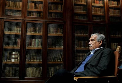 Derek Walcott, en la bilbioteca de la Universidad de Oviedo, en marzo de 2006.
