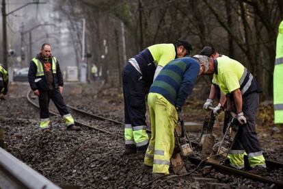 Trabajos de reparación de una línea de tren en Muxika tras las inundaciones, el 12 de enero de 2018.