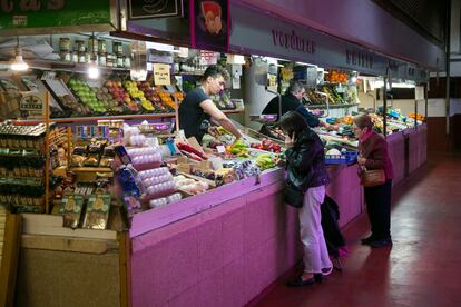 Dos clientas en una frutería el Mercado de la Cebada, en Madrid.