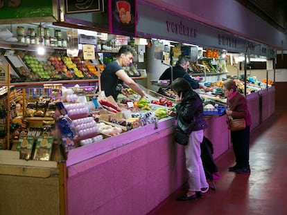 Dos clientas en una frutería el Mercado de la Cebada, en Madrid.