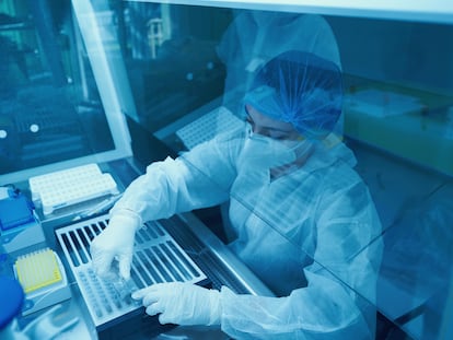 Científicos trabajan para en un laboratorio para detectar el virus de la covid.