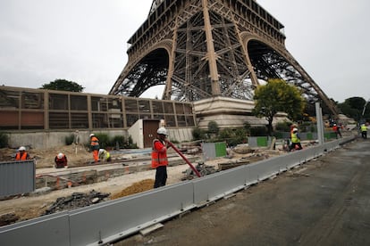 Obreros trabajando en la nueva barrera de seguridad.