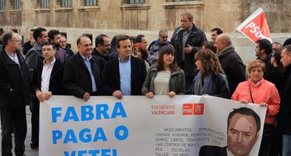 Políticos socialistas en la protesta de este sábado ante el Palau de la Generalitat.