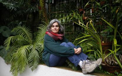 Silvia Villegas, responsable del área de jardinería del Real Jardín Botánico, posa en uno de los invernaderos.