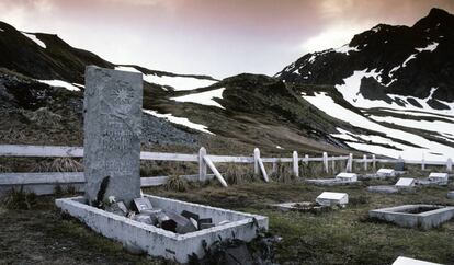 Lápida de la tumba de Ernest Shackleton, en Grytviken (Islas Georgia del Sur).