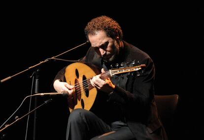 Naseer Shamma, durante el concierto que ofreció el pasado 12 de marzo en Madrid para celebrar el 10º anivesario de Casa Árabe.