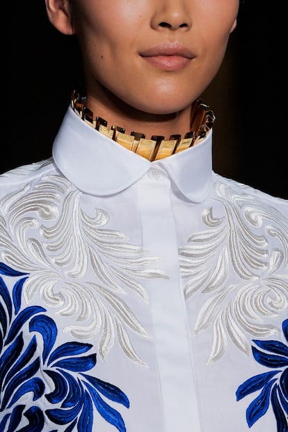 Ajustados a los cuellos de camisa se llevan los chokers laminados de Stella McCartney.