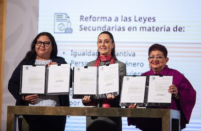 Citlali Hernández Mora, Claudia Sheinbaum y Ernestina Godoy Ramos durante la conferencia matutina en Palacio Nacional.