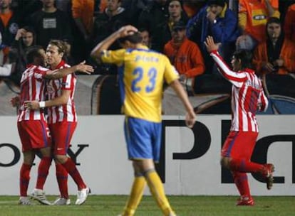 Simao celebrando el gol con Forlán y Agüero.