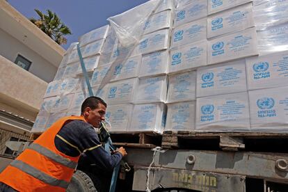 Un camión cargado con ayuda humanitaria de la UNRWA