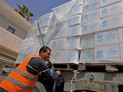 Un camión cargado con ayuda humanitaria de la UNRWA