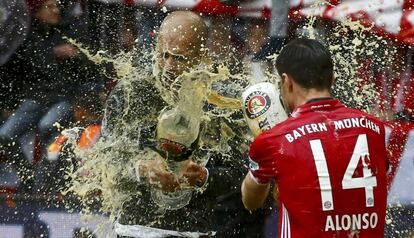 Alonso ba&ntilde;a en cerveza a Guardiola. 