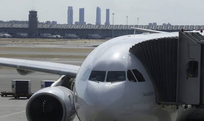 Vista de un avión de la compañía Iberia en el aeropuerto de Adolfo Suárez Madrid Barajas.