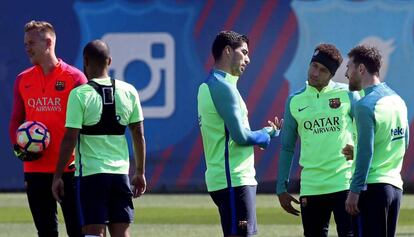 Rafinha, con un GPS, durante un entrenamiento del Barça.