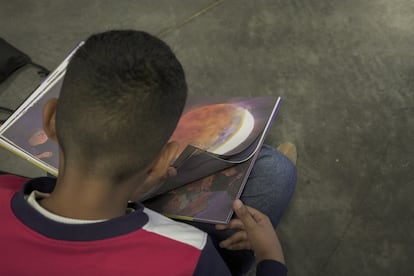 niños leyendo en el festival Vibra Urabá