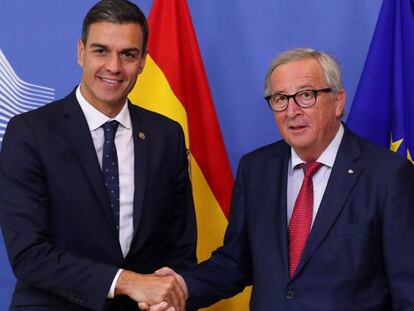 Pedro Sánchez estrecha la mano a Jean-Claude Juncker a su llegada a la Comisión Europea.