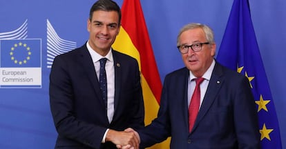 Pedro Sánchez estrecha la mano a Jean-Claude Juncker a su llegada a la Comisión Europea.