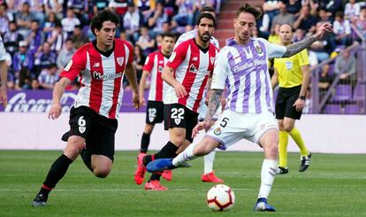 Calero (d), del Valladolid, y San José (i), del Athletic, en la antepenúltima jornada.