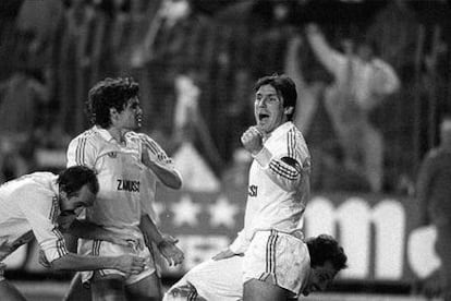 Stielike, Camacho, Santillana, el autor, y San José celebran uno de los goles al Anderlecht en diciembre de 1984.