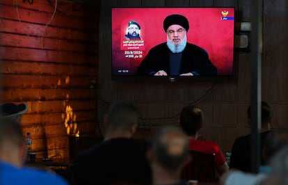 Varias personas escuchan el discurso televisado del líder de Hezbolá, Hasan Nasralá, en un café en Beirut este domingo.