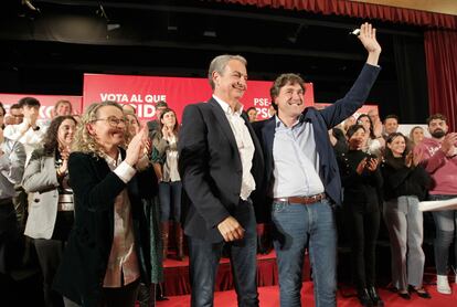 Eneko Andueza y José Luis Rodríguez Zapatero, este miércoles durante un acto de los socialistas vascos en Barakaldo.