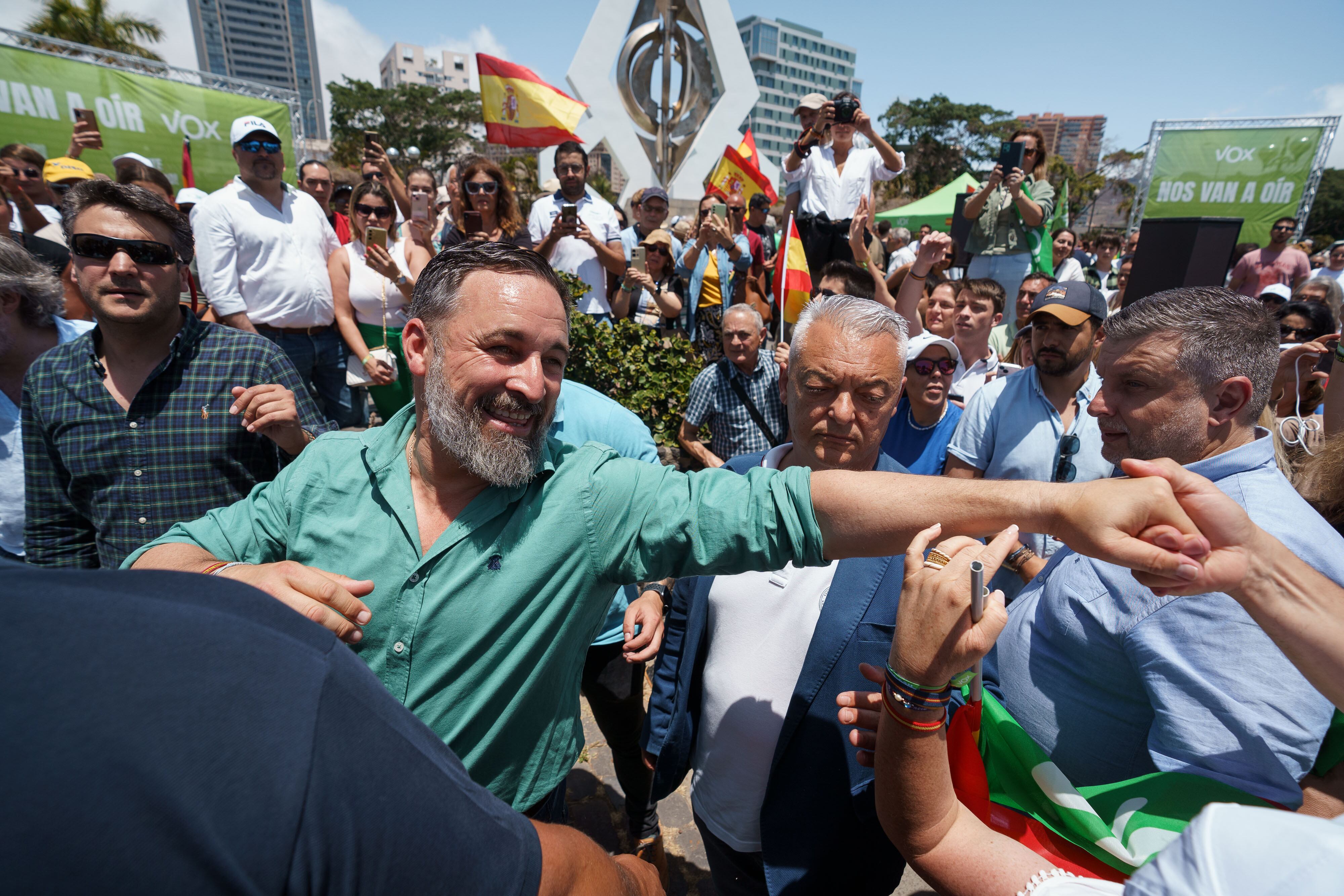 El líder de Vox, Santiago Abascal, saluda a simpatizantes en un mitin en Tenerife el 1 de junio. 