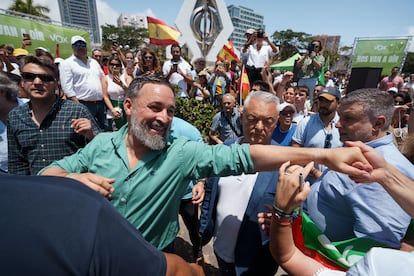 El líder de Vox, Santiago Abascal, saluda a simpatizantes en un mitin en Tenerife el 1 de junio. 
