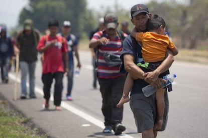 Um homem carrera seu filho enquanto segue a caminhada com a caravana de migrantes em Tonala, no Estado de Chiapas, no México, no início da semana. 