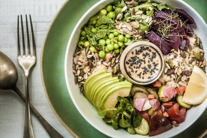 Um prato de verduras e frutas secas.