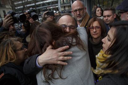 Jordi Turull se despide de su mujer antes de volver a entrar en el Tribunal Supremo tras el receso. 