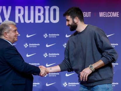 Ricky Rubio (d), junto al presidente del FC Barcelona, Joan Laporta (i), durante su presentación como nuevo jugador del Barça.