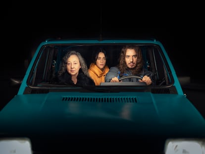 Carmen Machi, Macarena García y Santi Marín, en una escena de 'Nuestros actos ocultos', de Lautaro Perotti.