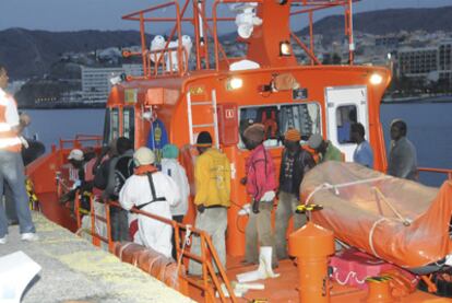 Quince inmigrantes subsaharianos desembarcan en el puerto de Arguineguín, tras ser interceptada su patera.