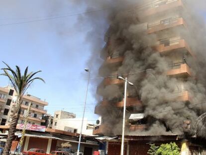 Un edificio en llamas en el barrio sun&iacute; de Bab el Tebane en Tr&iacute;poli, al norte de L&iacute;bano.